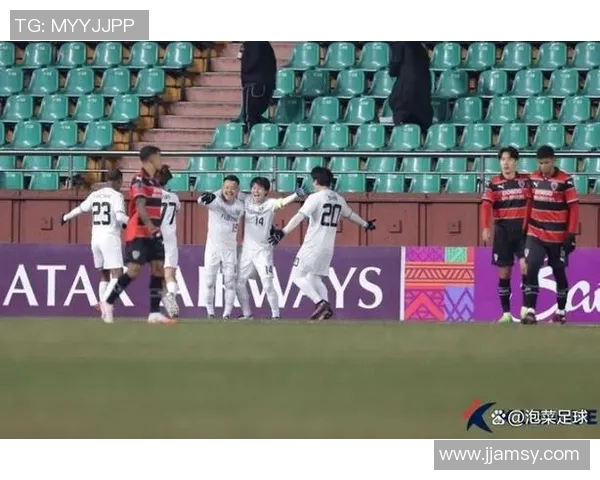 足球明星积极参与合拍活动展现亲民形象与球迷互动新风尚 足球明星积极参与合拍活动展现亲民形象与球迷互动新风尚