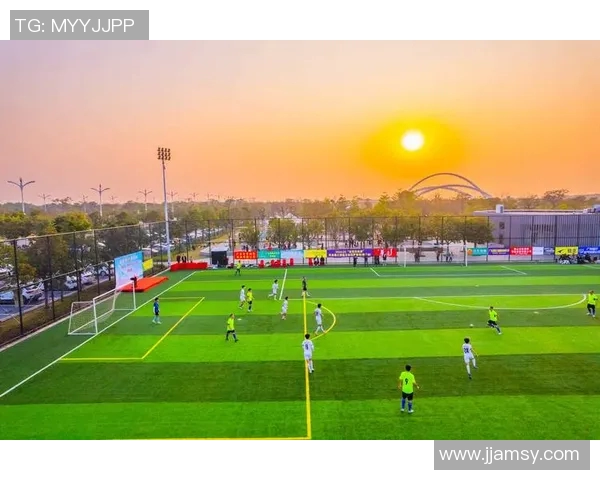 运动系帅哥足球明星的魅力与风采展现运动激情与青春活力的完美结合 运动系帅哥足球明星的魅力与风采展现运动激情与青春活力的完美结合